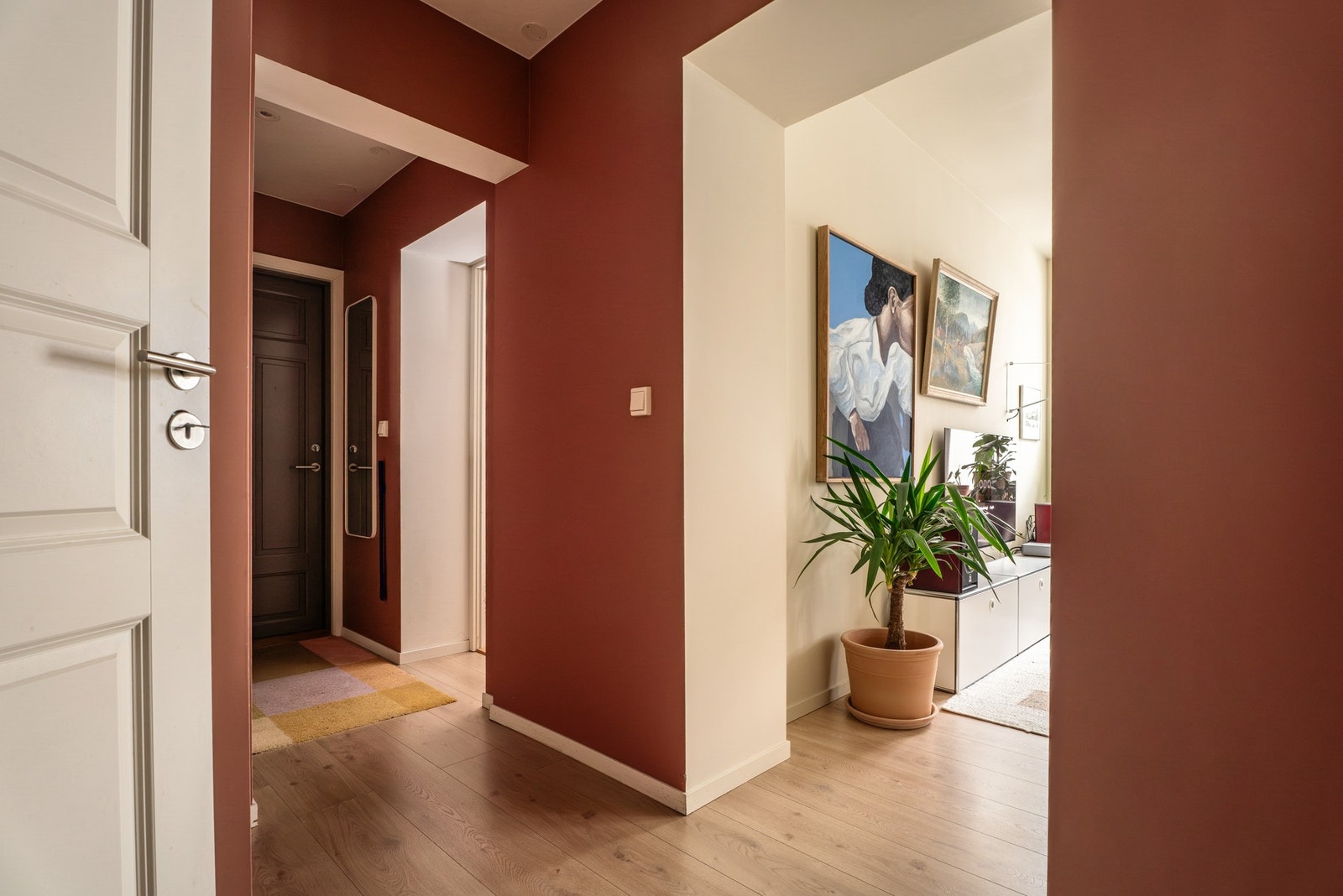 Fra boligens entré har man direkte tilgang til begge soverom og bad. Galleribilde
