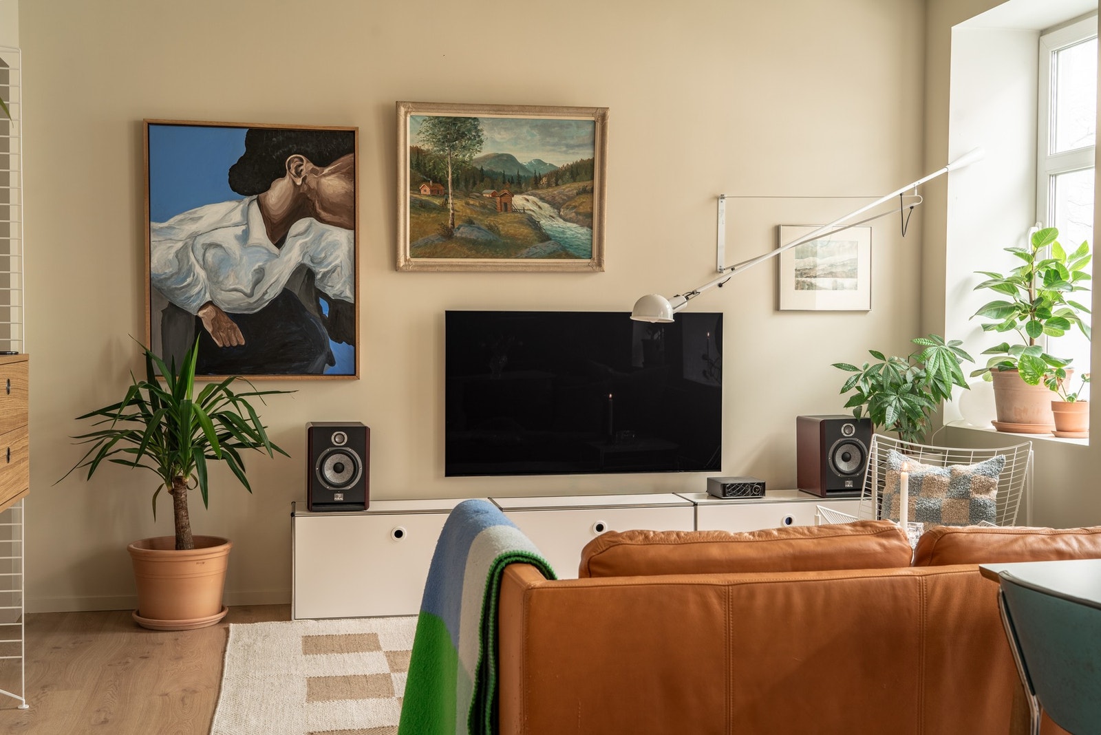 På stuen har man bra med plass for å møblere med både spisebord, sofa og tv- løsning. Sameiets felleskostnader inkluderer bl.a. kabel-TV og internett. Galleribilde