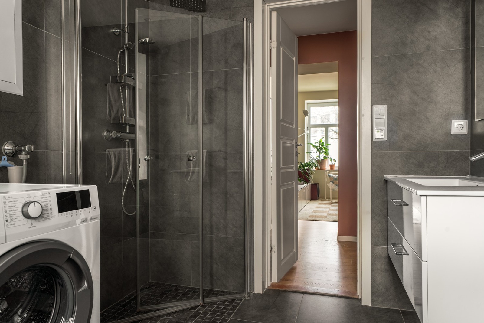 Badet ligger med inngang fra entréen, og er på 6 kvm. Det ble pusset opp i 2018, og har 60x60 flis på gulv med varmekabler, 60x60 flis på vegger og malt slett himling. Galleribilde