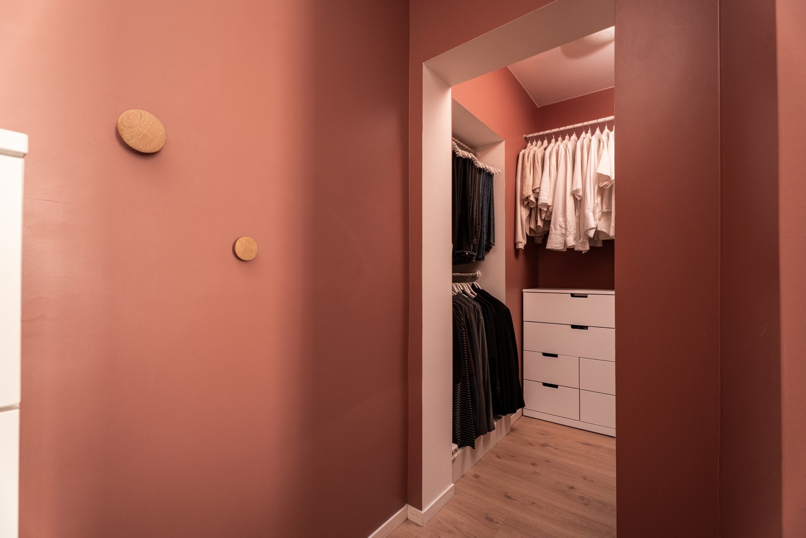 Eget walk-in closet med gode oppbevaringsmuligheter. Galleribilde