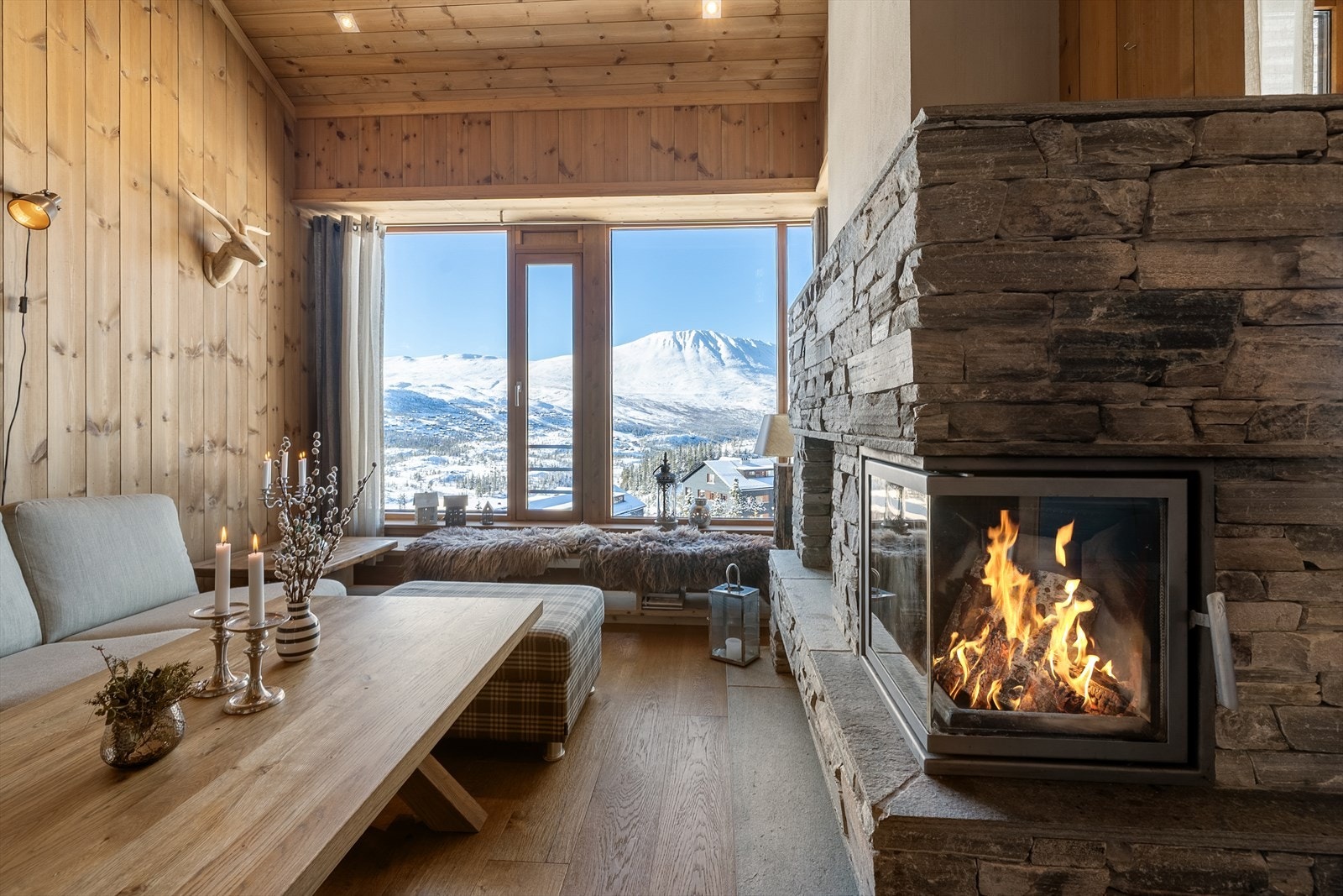 Alt er lagt til rette for fantastiske dager på fjellet. Leiligheten har gjennomgående høy kvalitet på materialvalg, en stilren peisovn med skiferstein og en lun atmosfære som inviterer til hygge etter en dag ute i naturen. Galleribilde