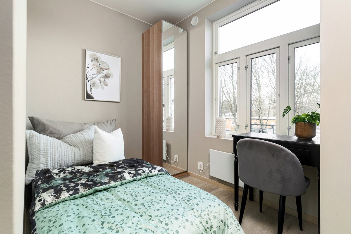 Dette er Merkur. Soverommene er av god størrelse med plass til det man trenger. Nye garderobeskap med speilfronter, seng, panelovn og solskjerming medfølger. Galleribilde