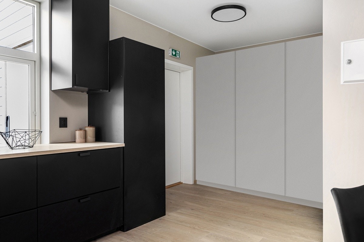 Romslig entré med mye lagringsplass for sko og yttertøy. Galleribilde