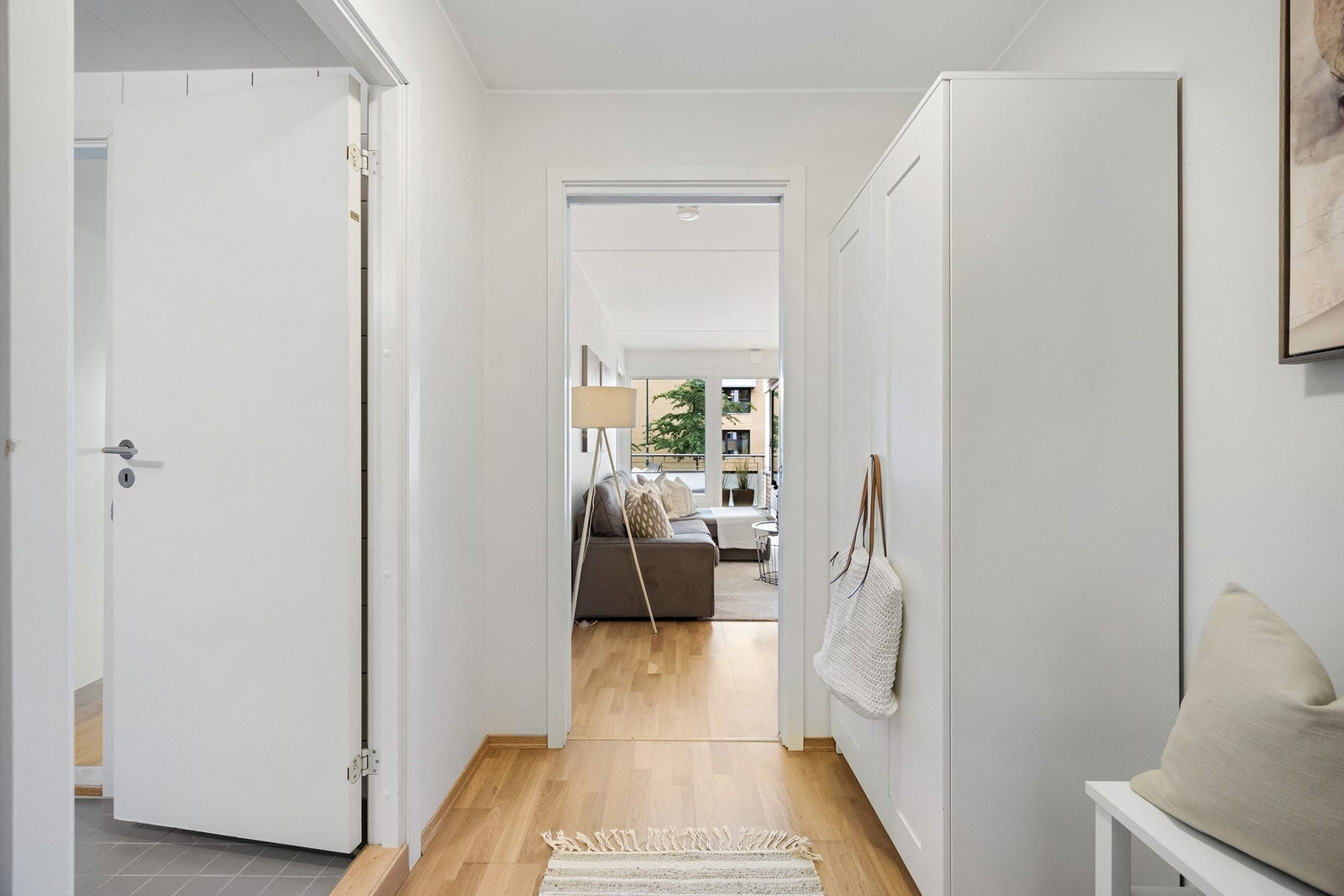 Entré med plass til garderobeskap og oppheng av ytterklær. Galleribilde