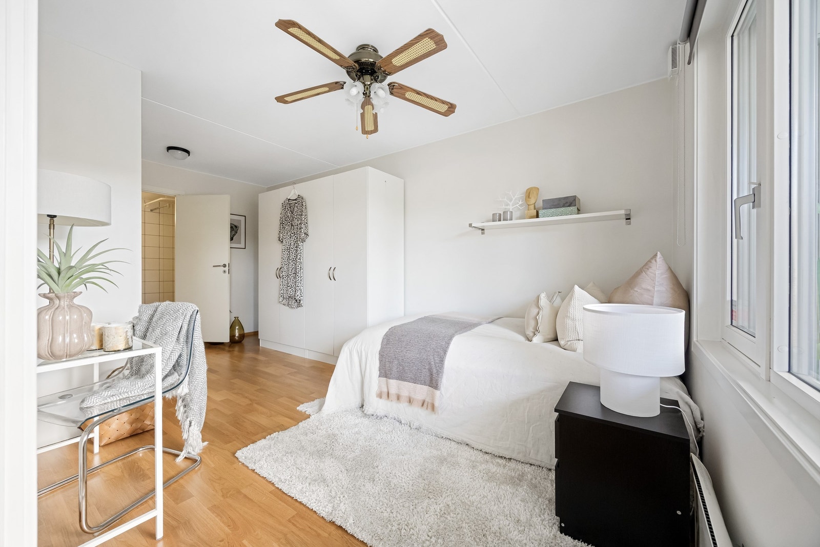 Her er det muligehter for både dobbeltseng, nattbord, høyskap og arbeidsplass. Galleribilde