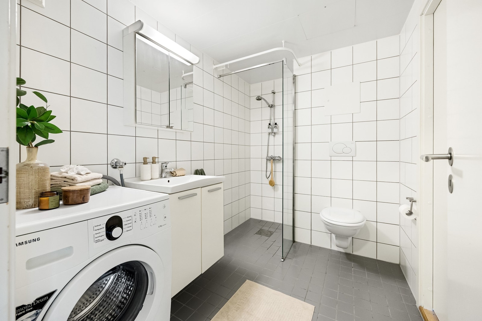 Badet har flislagt gulv med gulvvarme og flislagte vegger. Galleribilde