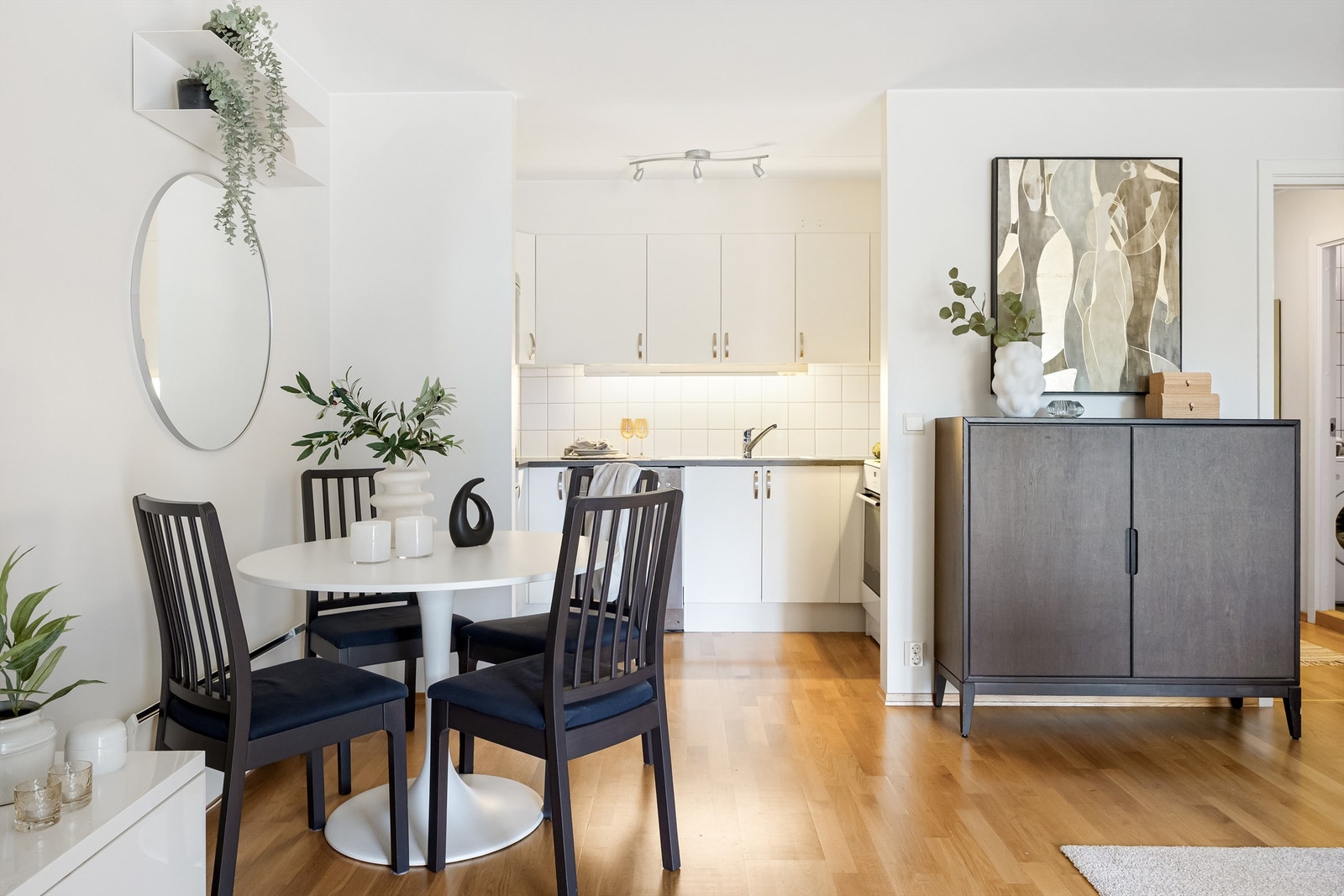 Kjøkkeninnredningen er fra byggeår (2005) og har glatte fronter og benkeplate av slitesterk laminat. Galleribilde