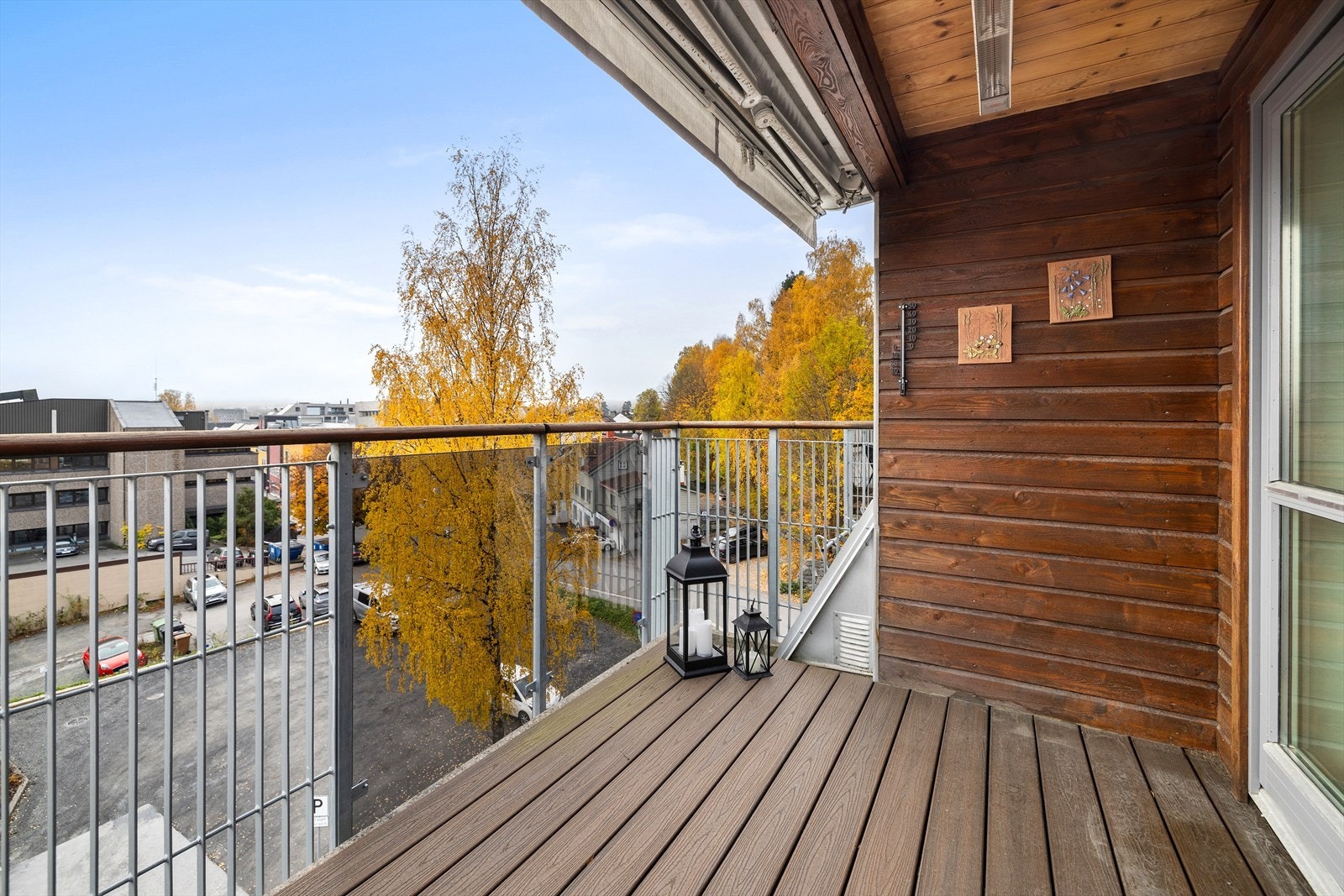 Balkongen er overbygget og i tillegg er det montert en markise for solskjerming. Galleribilde