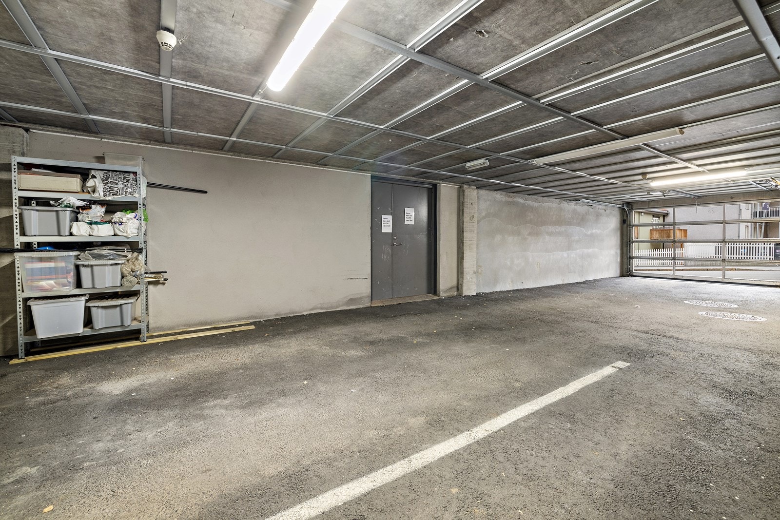 Garasjeplass i kjeller med direkte adkomst til heis. Galleribilde