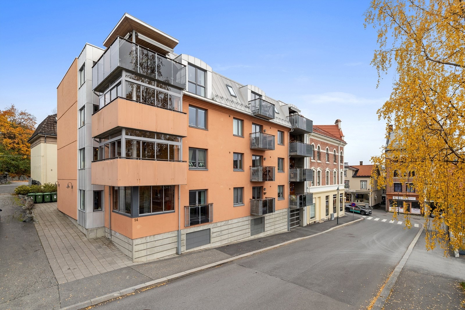 Leiligheten ligger i et lite, veldrevet sameie med garasje og takterrasse. Galleribilde