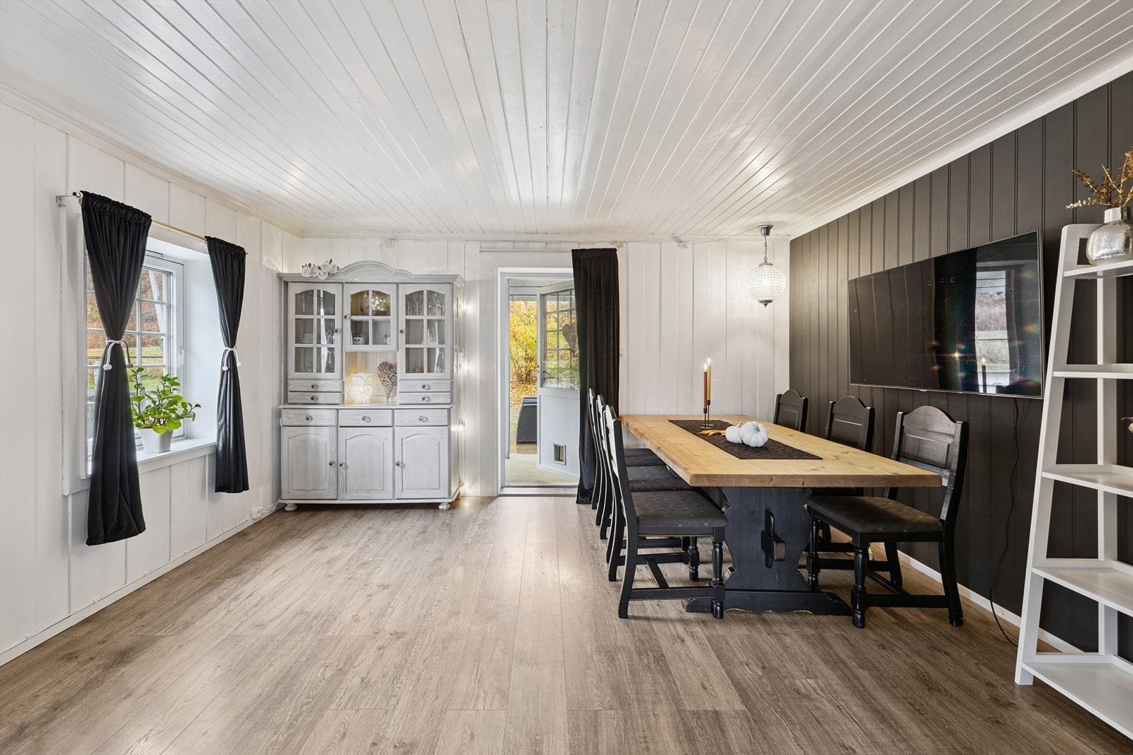 Innbydende spisestue med god plass til sosiale sammenkomster og direkte utgang til terrassen. Galleribilde
