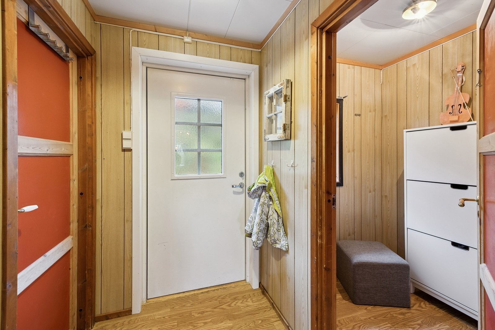 Entré i hovedhuset, med praktisk, tilliggende bod. Galleribilde