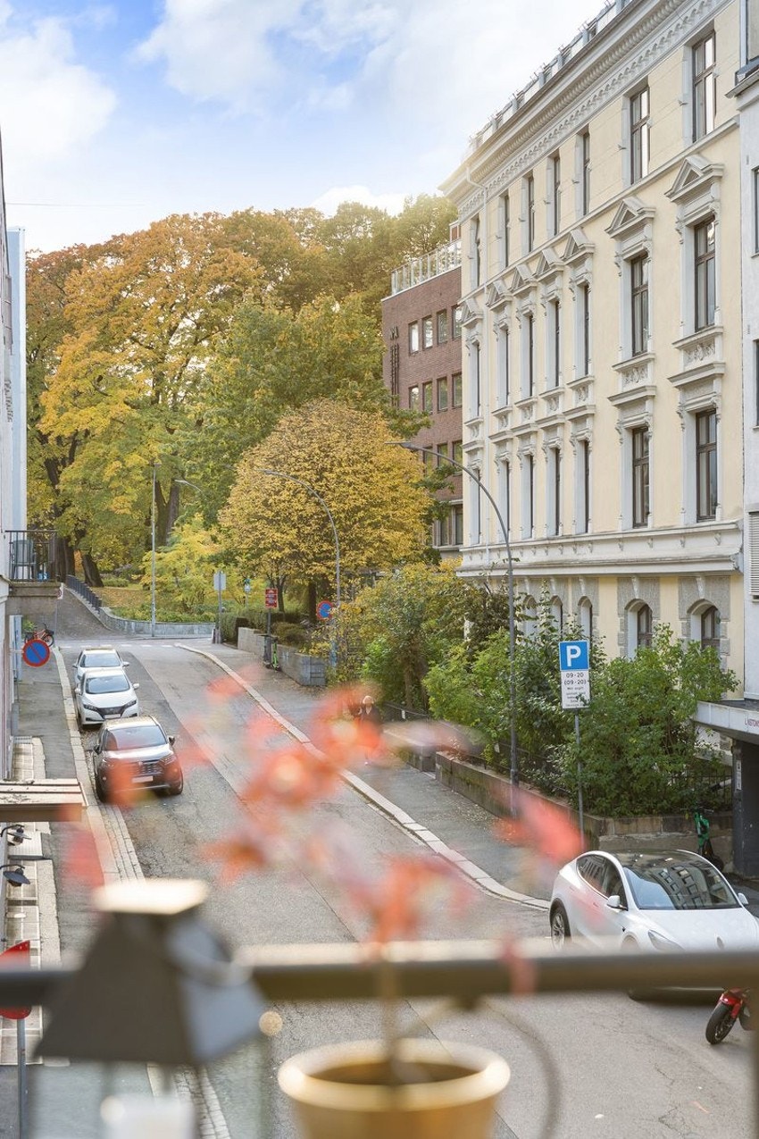 Eiendommen rett ved alle bymessige fasiliteter og gode rekreasjonsområder Galleribilde
