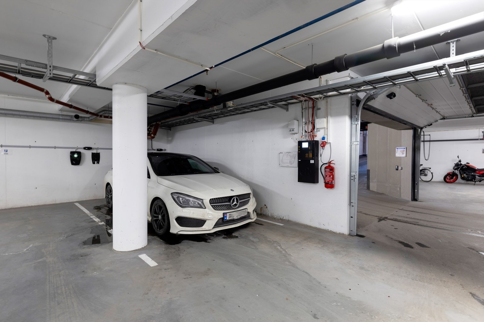 Med leiligheten følger garasjeplass i lukke fellesanlegg. Plassen er klargjort for elbillader, ny eier må selv bekoste ladeboks. Galleribilde