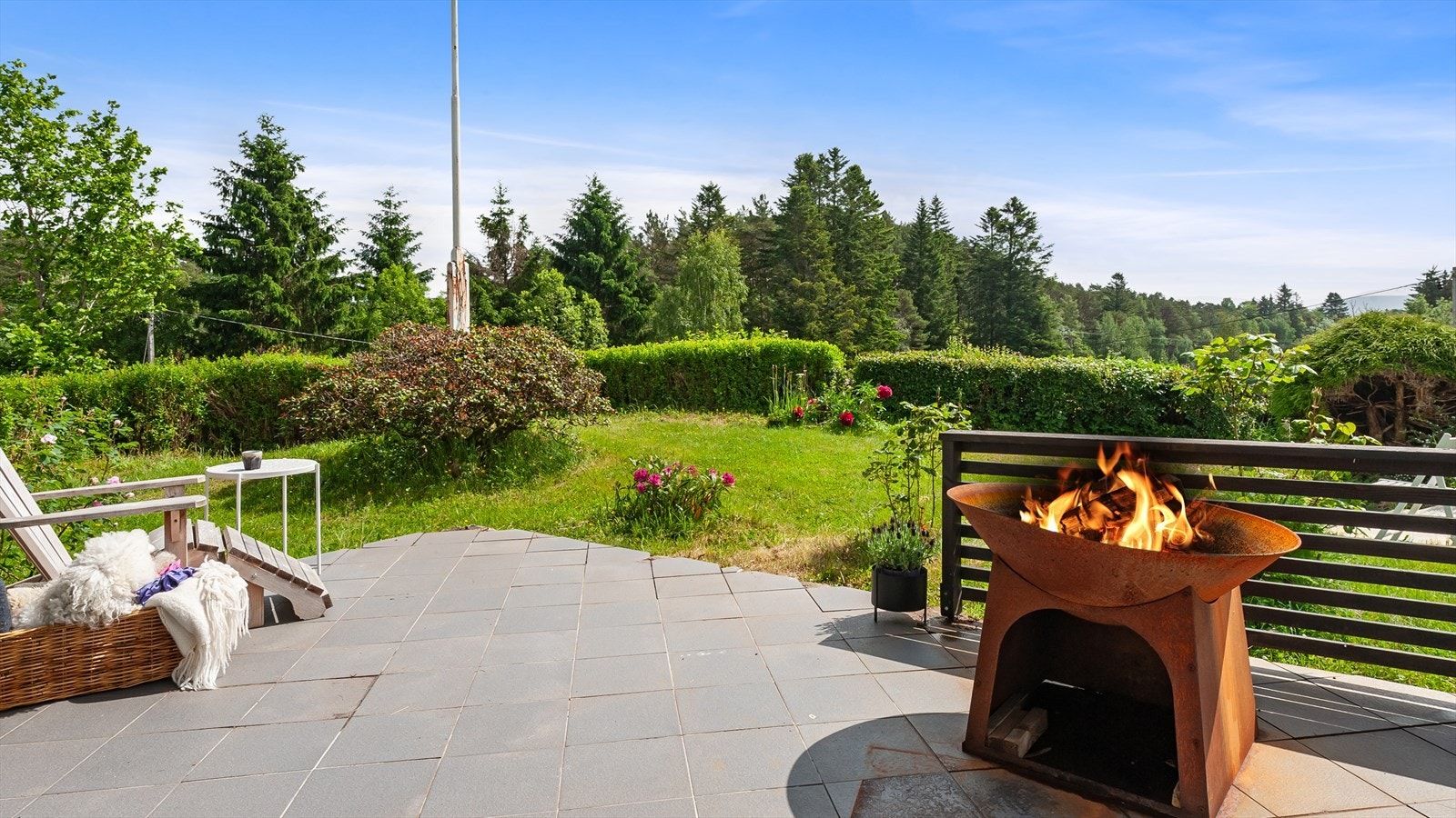 Flislagt terrasse - En flott samlingsplass for hele familien. Galleribilde