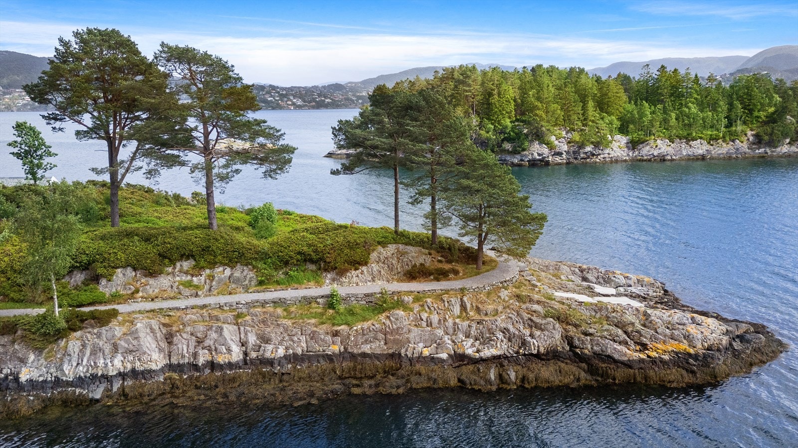 Fra eiendommen er det kort gangavstand til sjøen og Solnes friluftsområde. Galleribilde