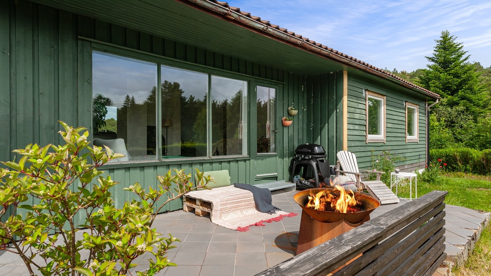 Stor terrasse med gode solforhold, en naturlig forlengelse av stuen på varme dager. Galleribilde