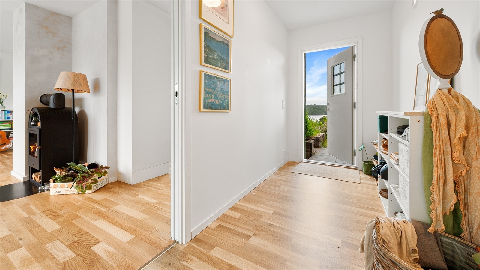 Lys og romslig gang med vannbåren gulvvarme. Galleribilde