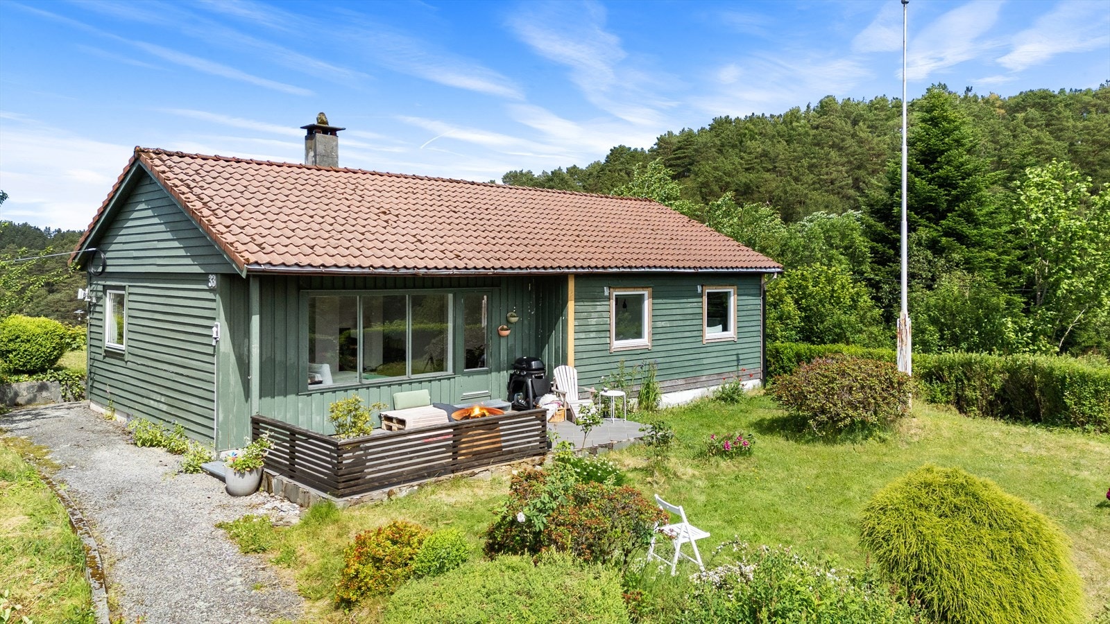 Hagen er pent opparbeidet men har behov for en kjærlig hånd. Galleribilde