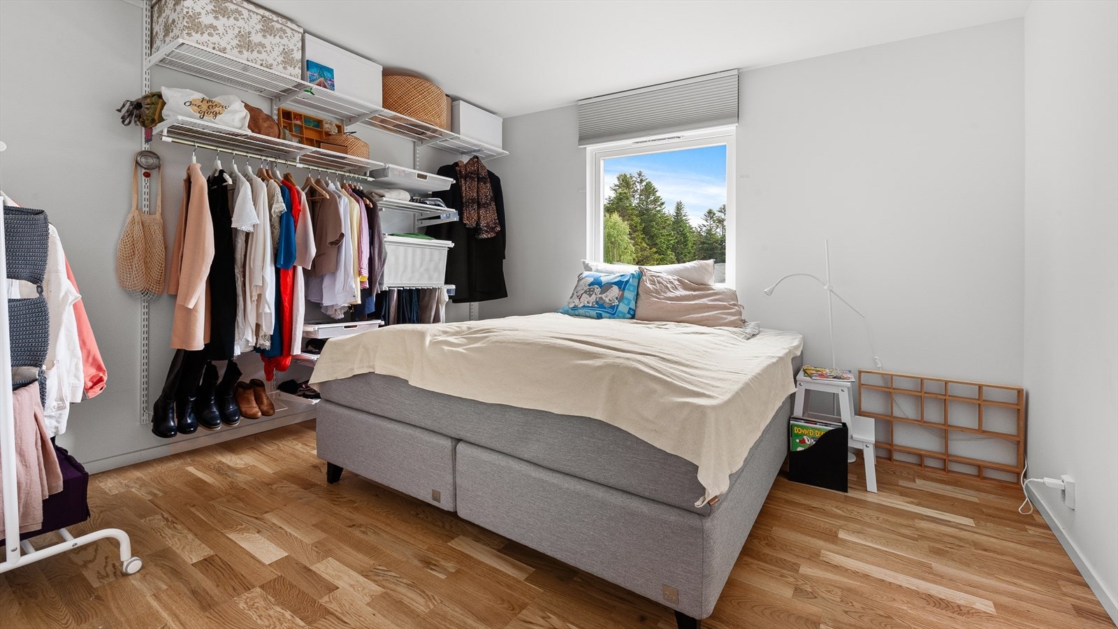 Lyst og romslig hovedsoverom. Galleribilde