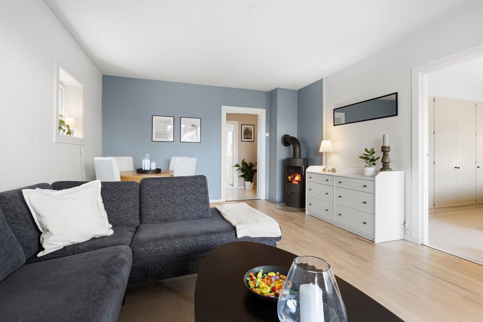 Stemningsfull peis som gir både varme og atmosfære i stuen. Galleribilde