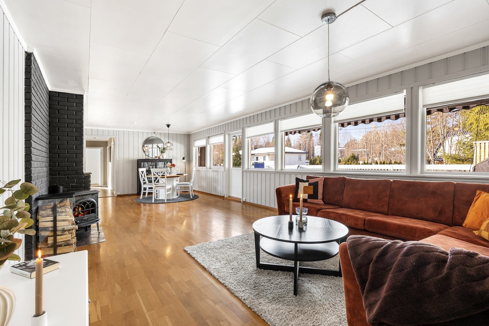 En rekke vinduer slipper inn rikelig med det gode, naturlige dagslyset. Galleribilde
