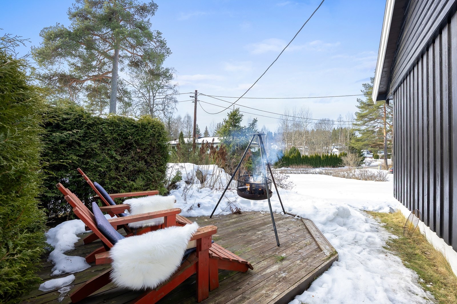I tillegg til terrassene og balkongen ligger denne koselige uteplassen på eiendommen - perfekt for kos rundt bålpannen. Galleribilde