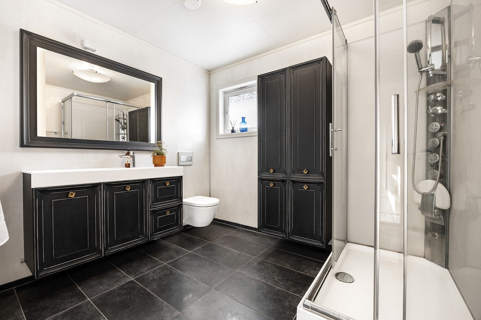 Badet er av god størrelse og har en romslig innredning med fin plass til håndklær og hygieneartikler. Galleribilde