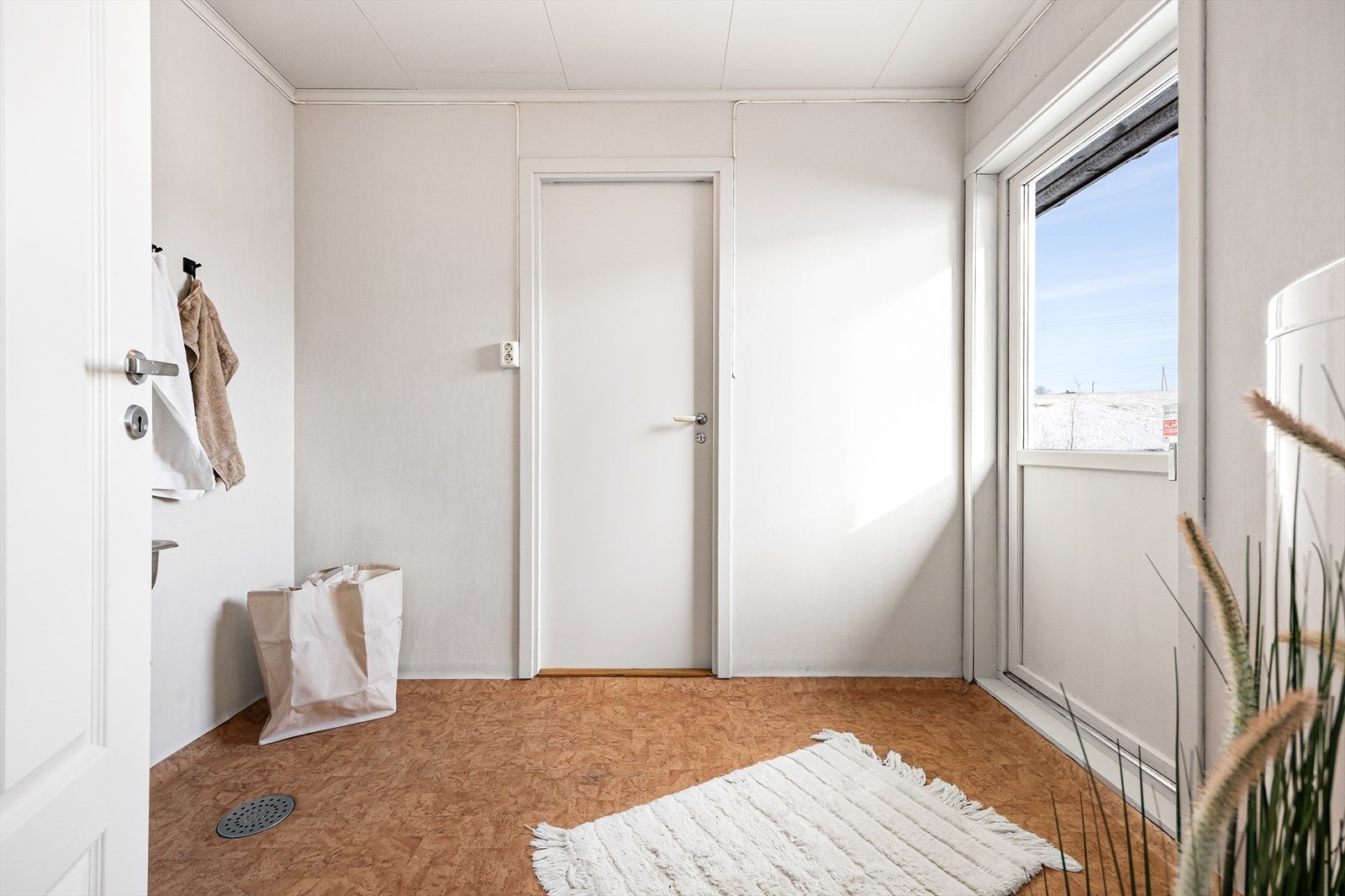 Fra vaskerommet er det videre adkomst til en praktisk bod, samt utgang til en balkong. Galleribilde