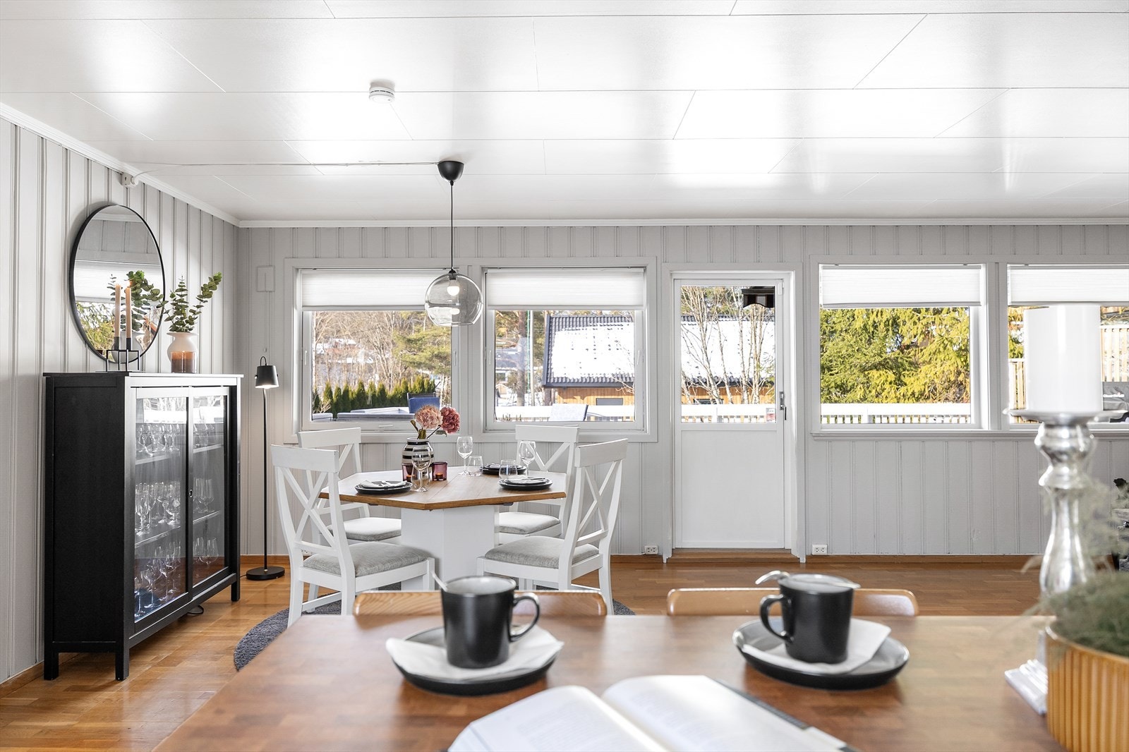 Fra stuesonen er det utgang til den vestvendte terrassen. Galleribilde