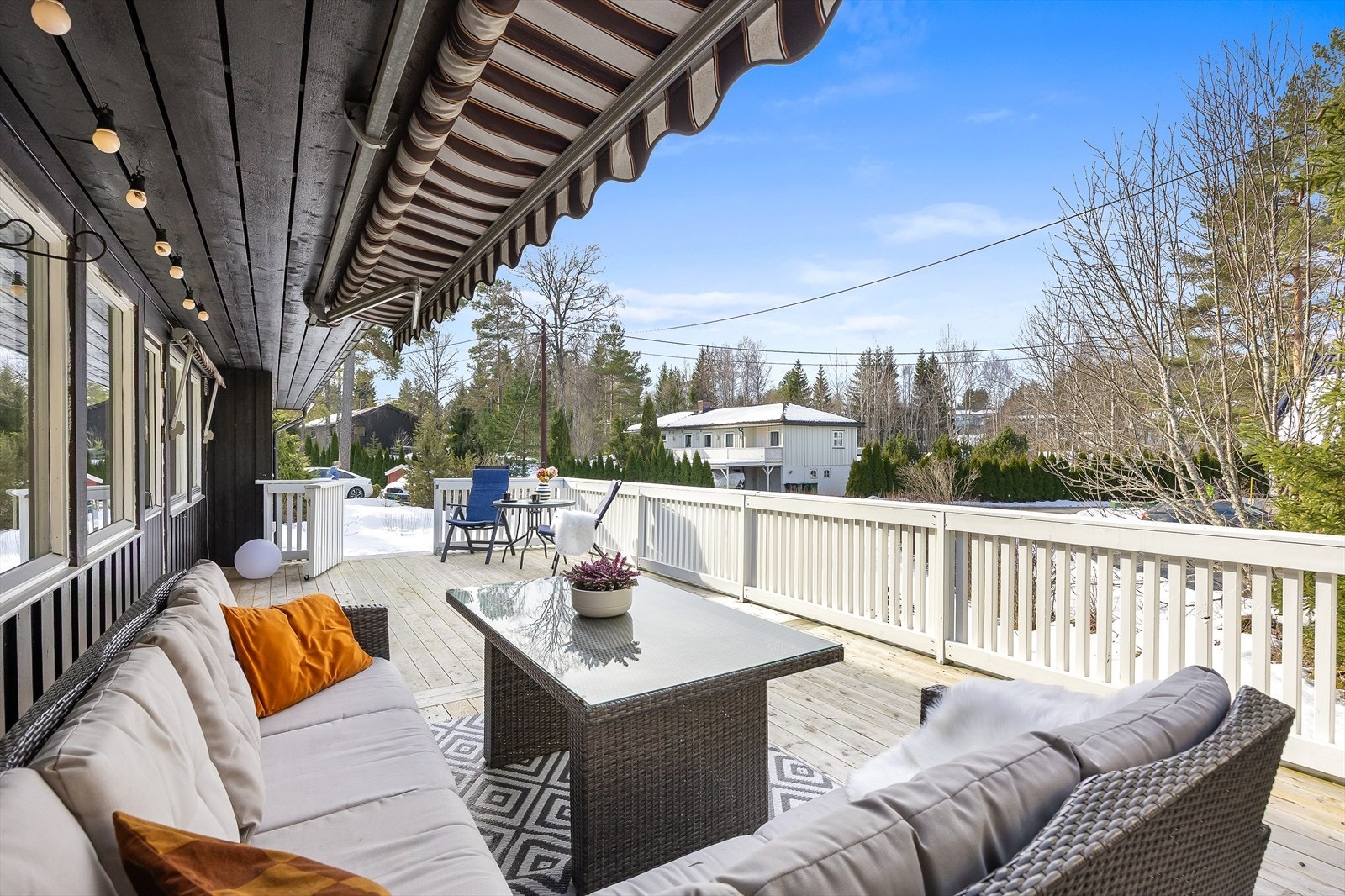Fra stuen er det utgang til en stor, vestvendt terrasse - med god plass til flere utegrupper og grill. Galleribilde