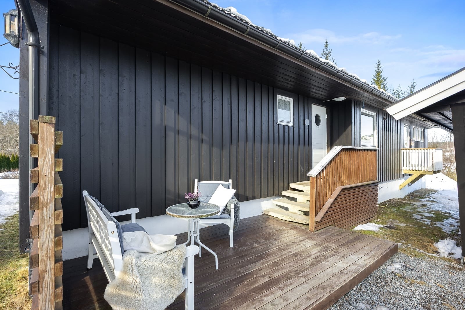 I forbindelse med det overbygde inngangspartiet ligger det en skjermet markterrasse - perfekt sted å trekke seg tilbake når du trenger litt skygge på sommeren. Eller du kan nyte morgenkaffen her - i fred og ro! Galleribilde