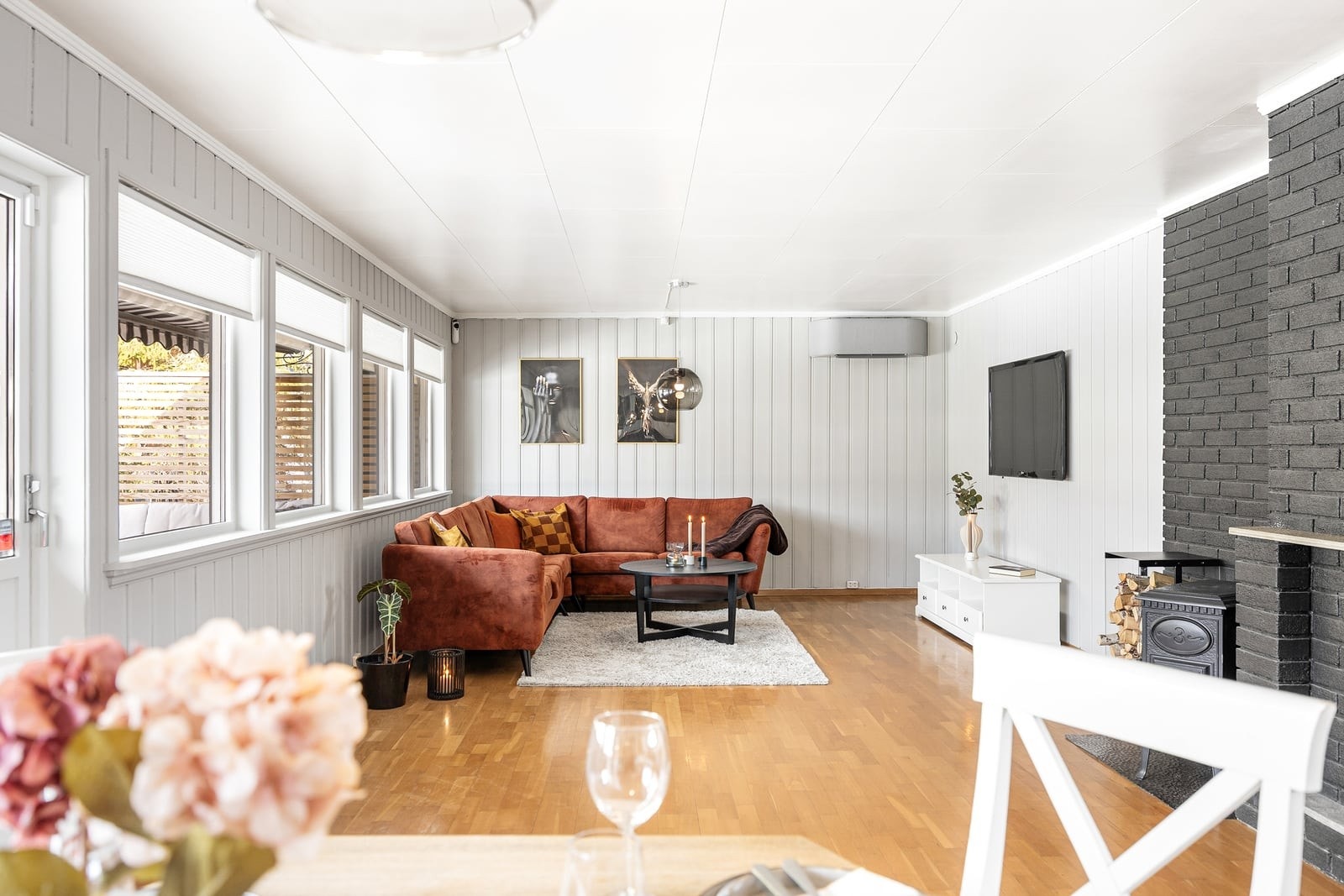 Veggene har en lys, behagelig fargetone som står godt til det gylne parkettgulvet. Galleribilde