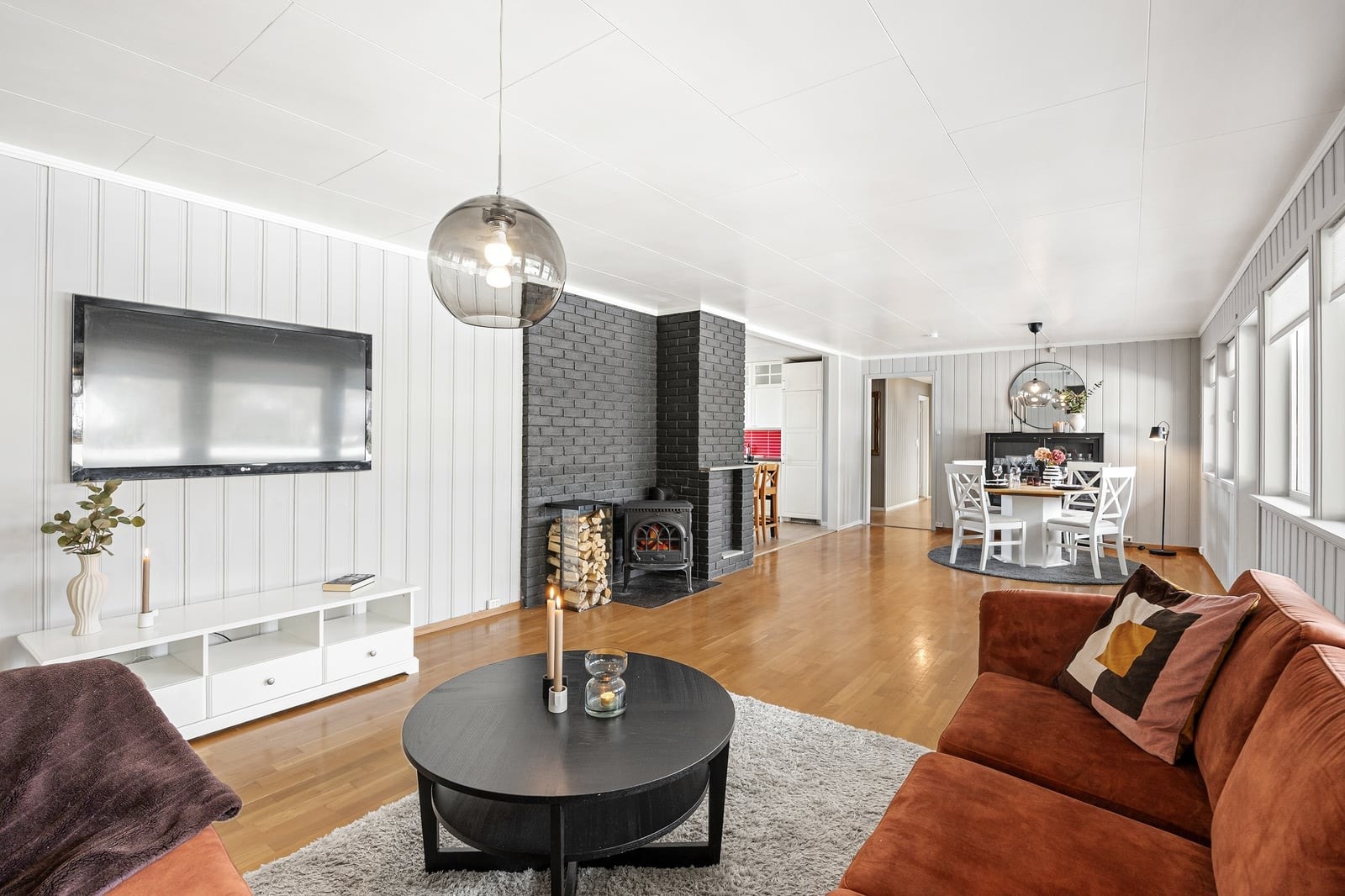 Stuen oppleves som luftig og romslig - med god plass til flere sittegrupper. Galleribilde