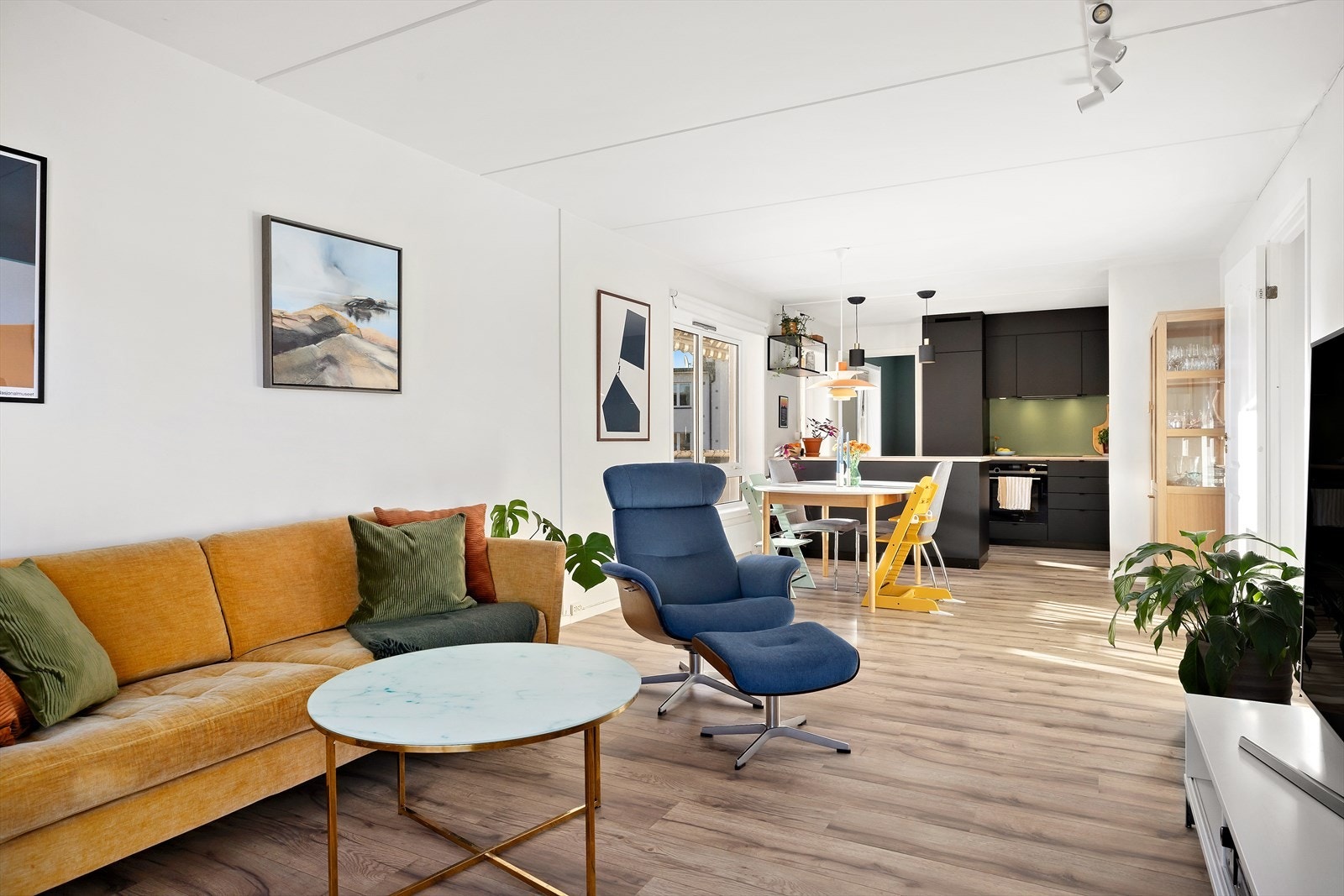 Leiligheten ligger i 4. etasje med flotte kvaliteter som bl.a. tre soverom, garasjeplass, heis og en sørvestvendt balkong på 6 m² Galleribilde