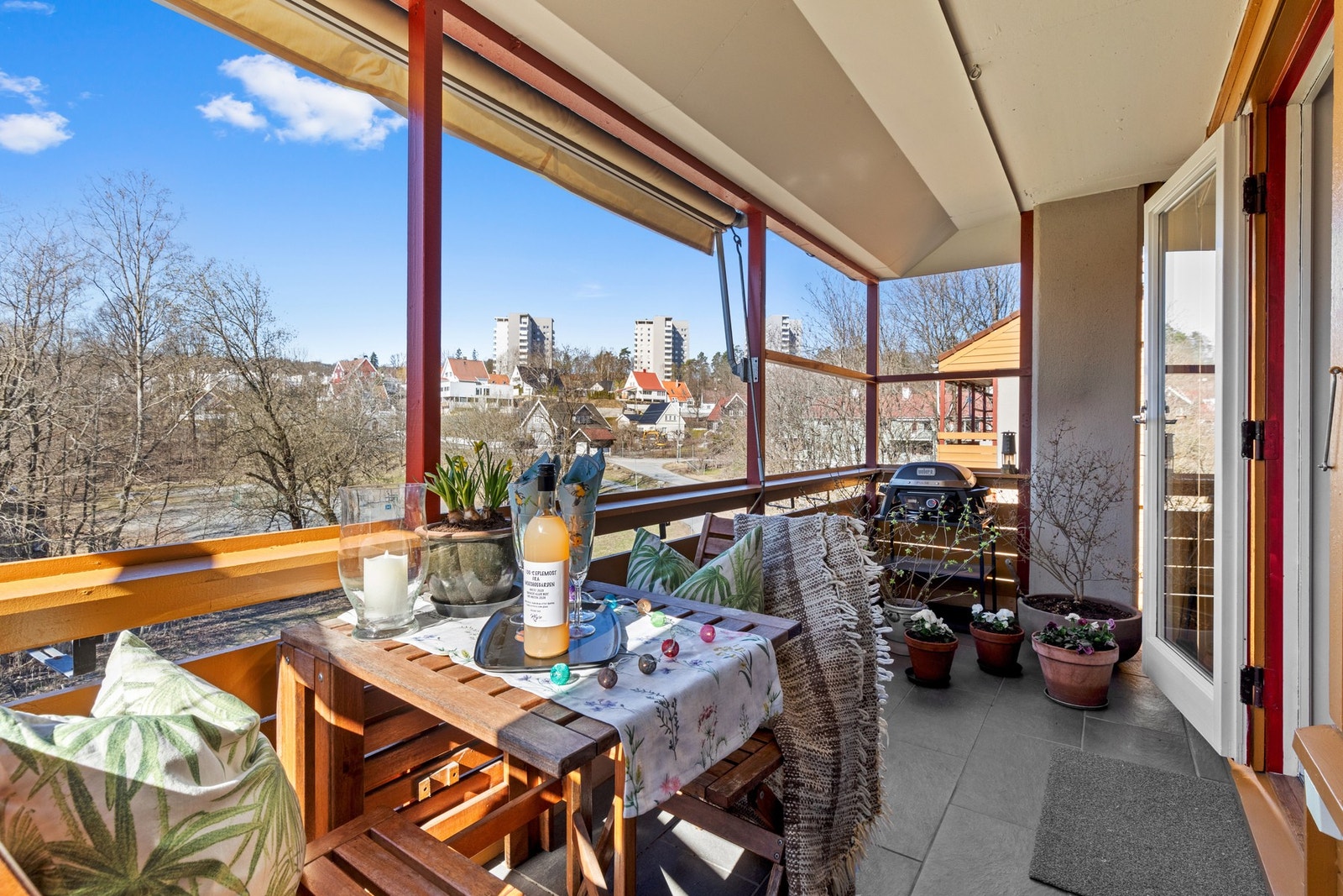 Velkommen til Nedre Silkestrå 7, en attraktiv 4-roms med solrik balkong og garasje. Galleribilde