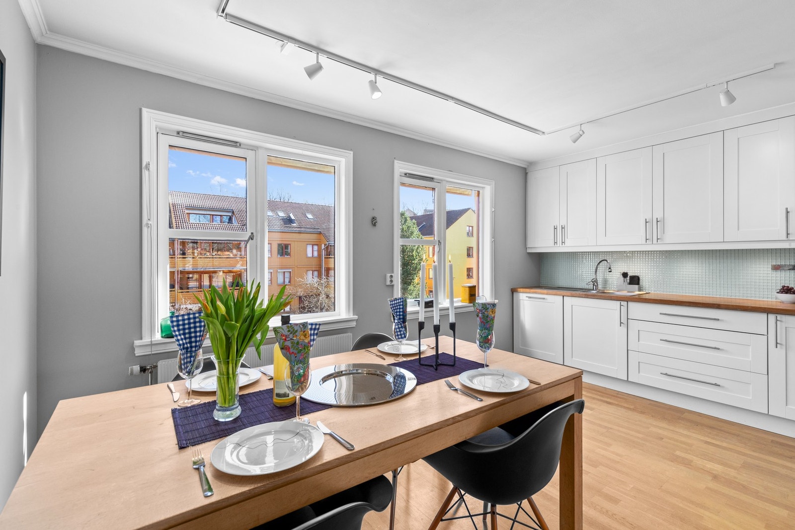 Koselig kjøkken med spiseplass. Galleribilde