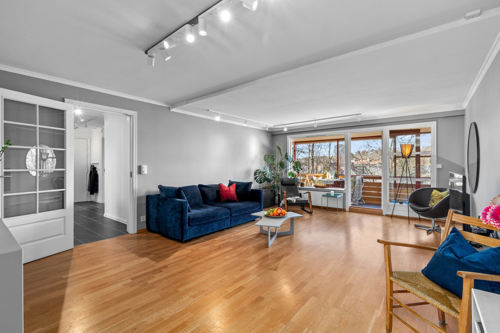 Lys og romslig stue med utgang til balkong. Galleribilde