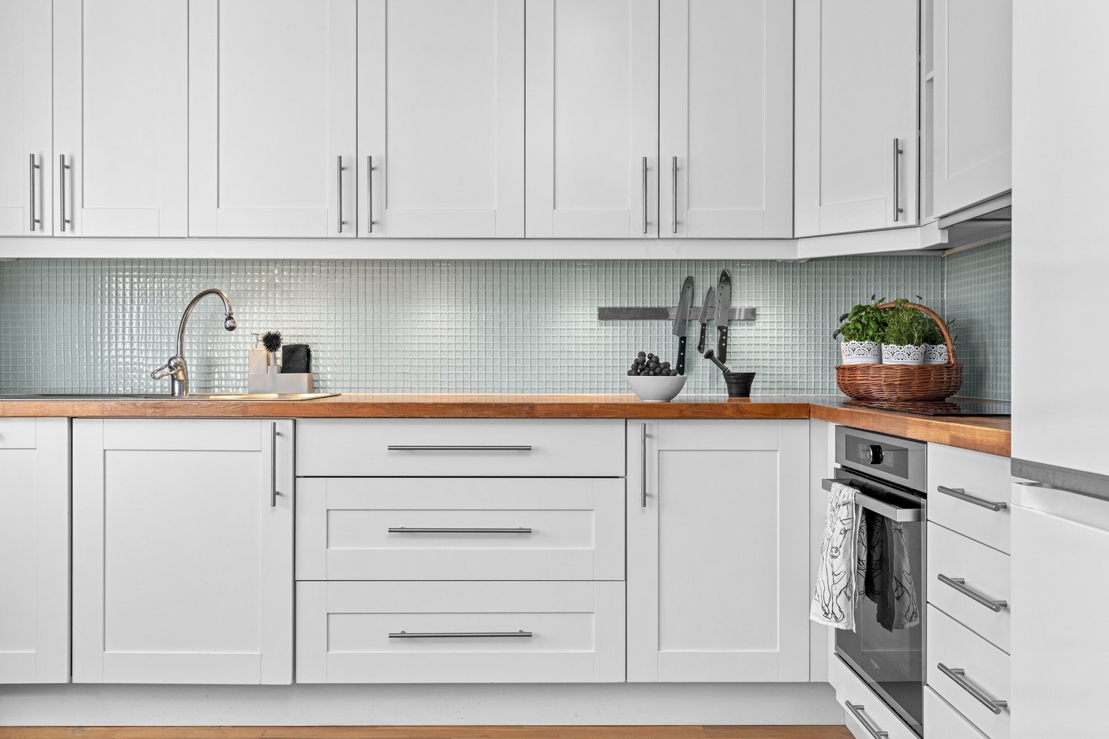 Integrerte hvitevarer og frittstående kjøleskap med frysedel. Galleribilde