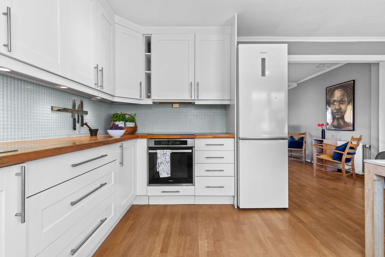 Kjøkkeninnredning fra 2007 med delvis åpen løsning mot stue. Galleribilde