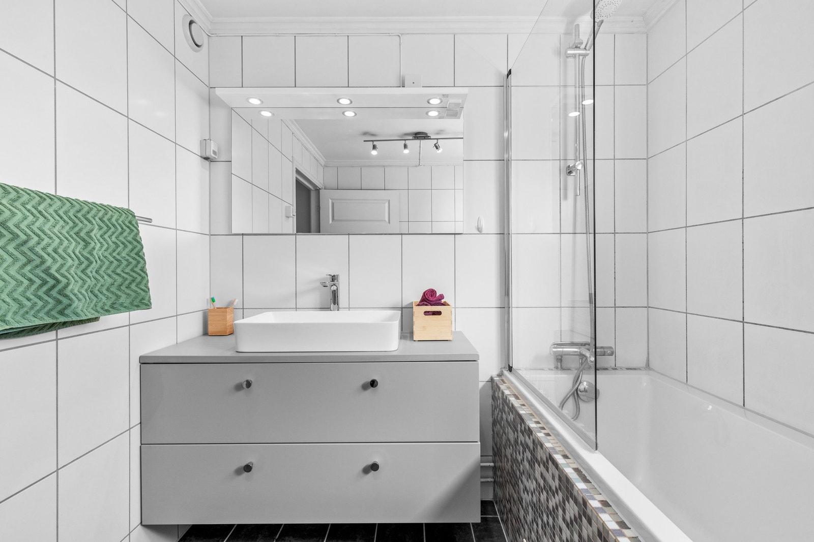 Vegghengt servantinnredning med skuffer, ovenpåliggende servant og ett-greps armatur fra 2025. Galleribilde