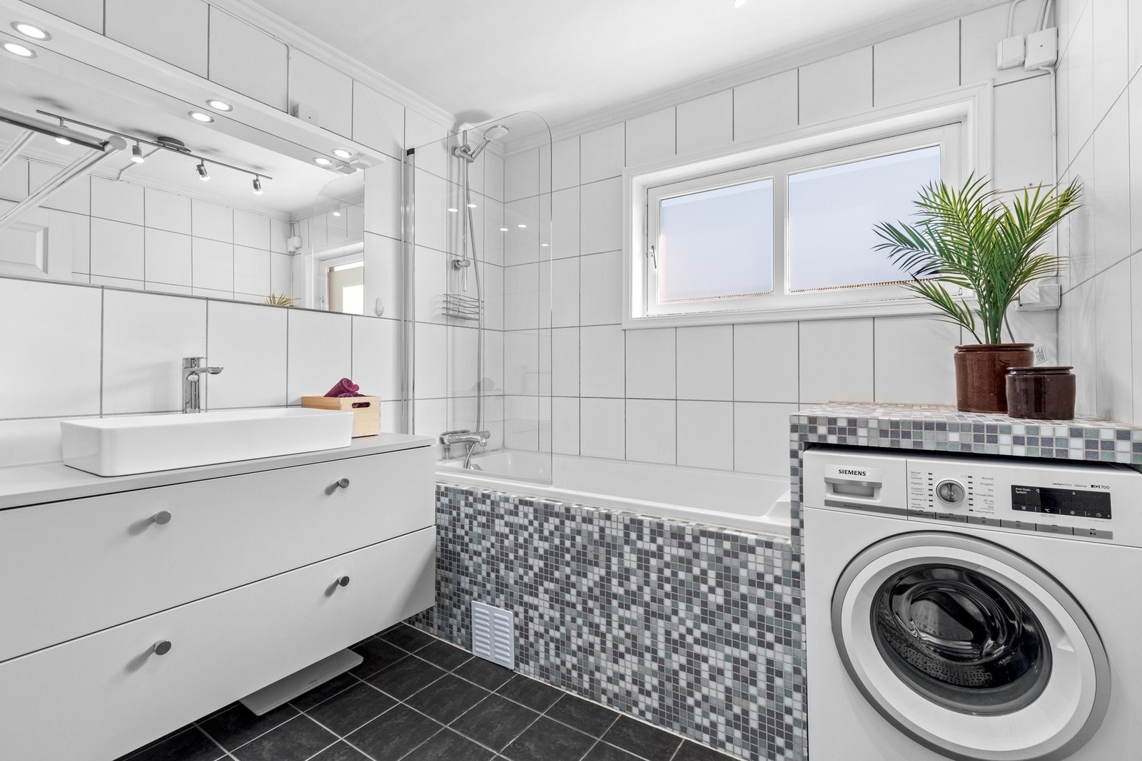 Flislagt bad med badekar og varme i gulv. Badet er oppgradert med nye fliser og baderomsinnredning i 2007. Galleribilde