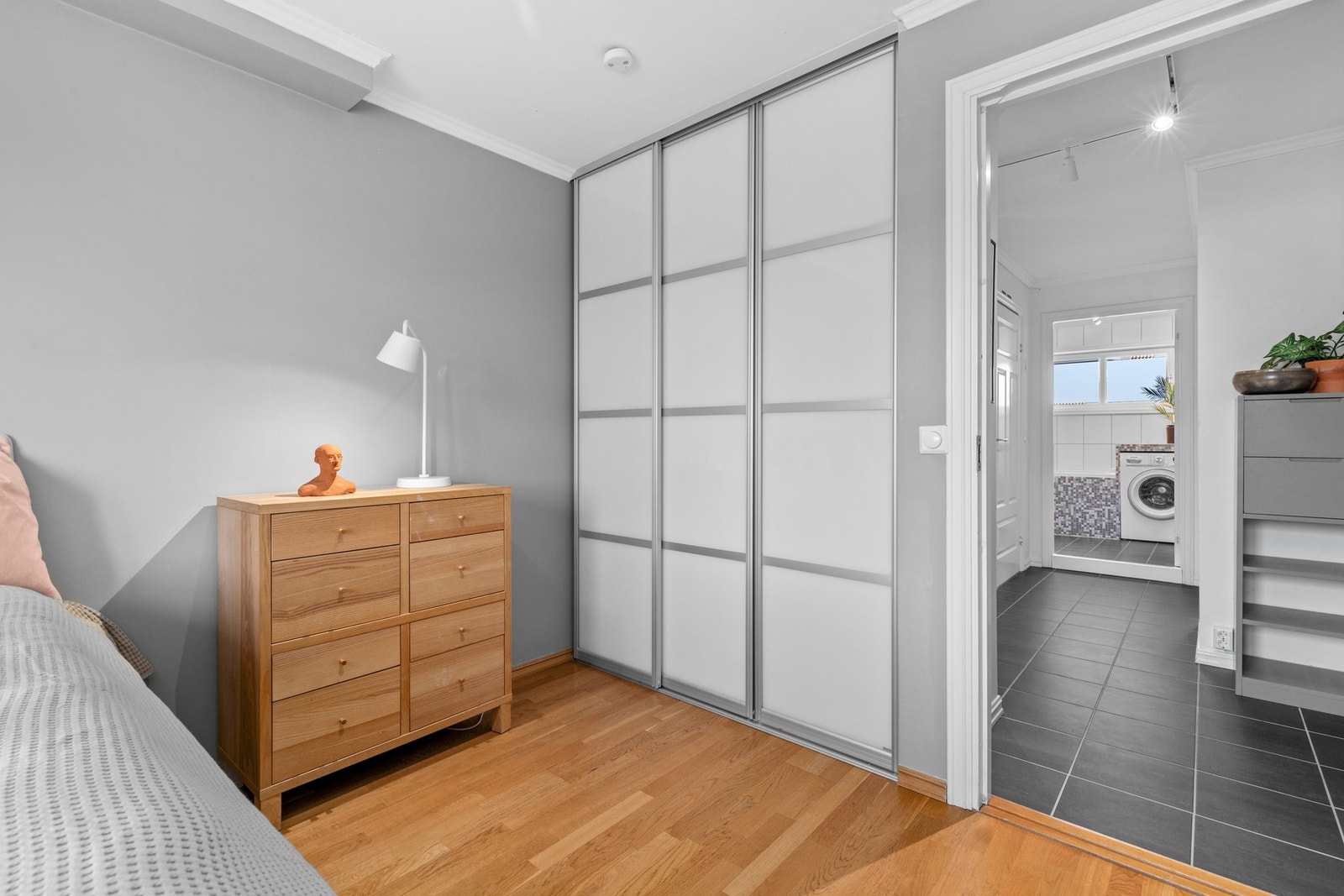 Hovedsoverom med skybedørsgarderobe. Galleribilde