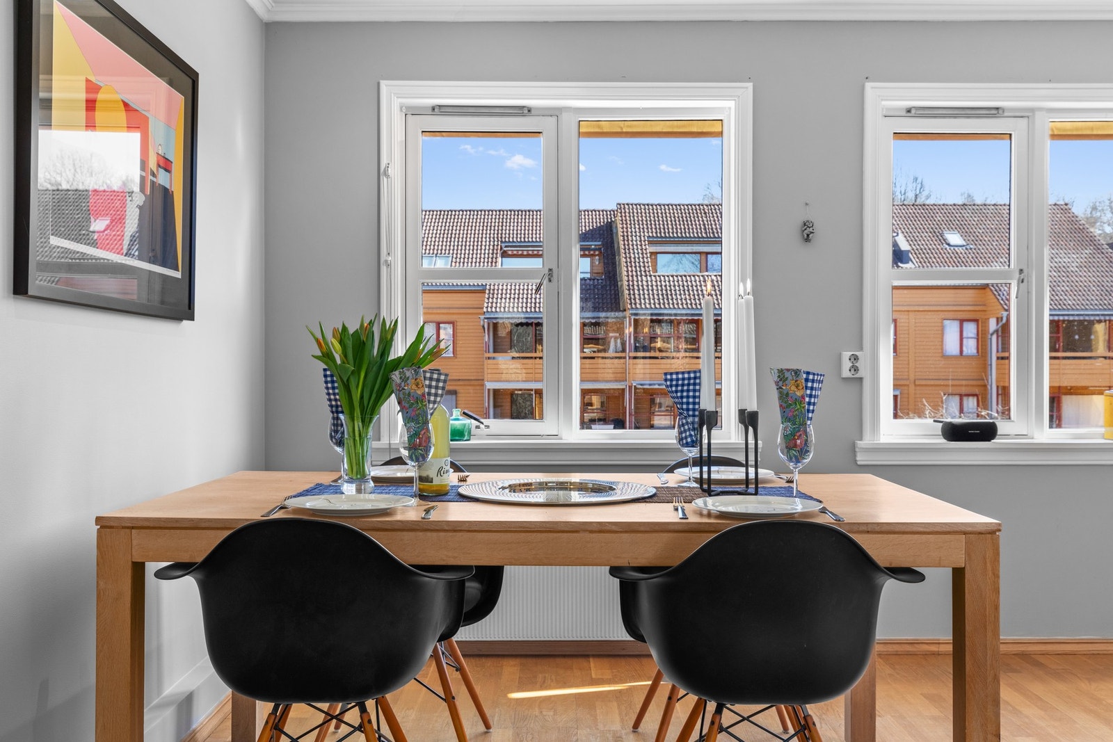 Leiligheten har beliggenhet i byggets 3. etasje og oppleves lys og romslig. Galleribilde