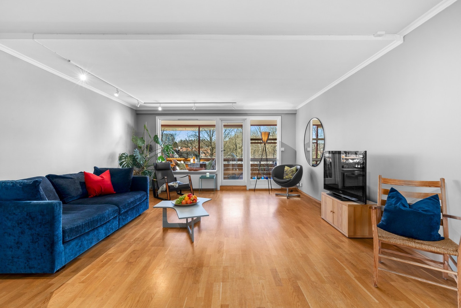 Balkongen i forlengelsen av stuen fungerer som et ekstra rom på sommeren. Galleribilde