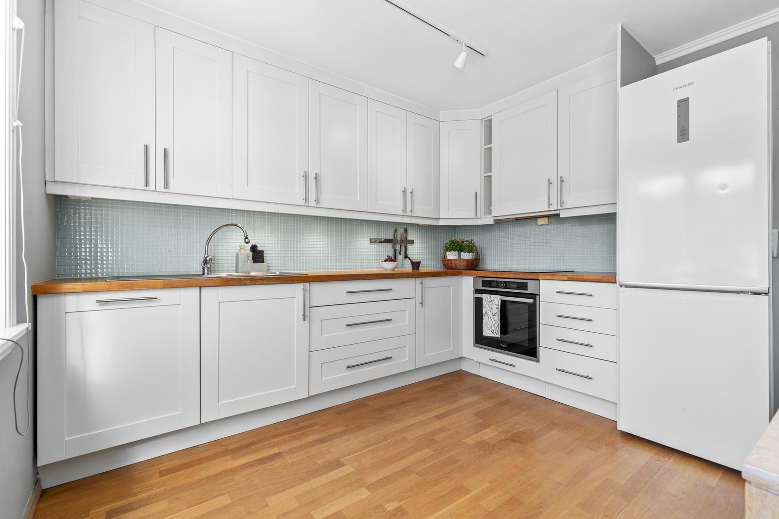 Kjøkkenventilator plassert i overskap. Kjøkkenet har komfyrvakt. Galleribilde