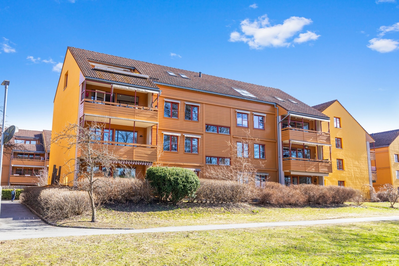 Fasade Nedre Silkestrå 7. Leiligheten har beliggenhet i 3. etasje på venstre side. Blokken har en særdeles god intern beliggenhet i front. Galleribilde