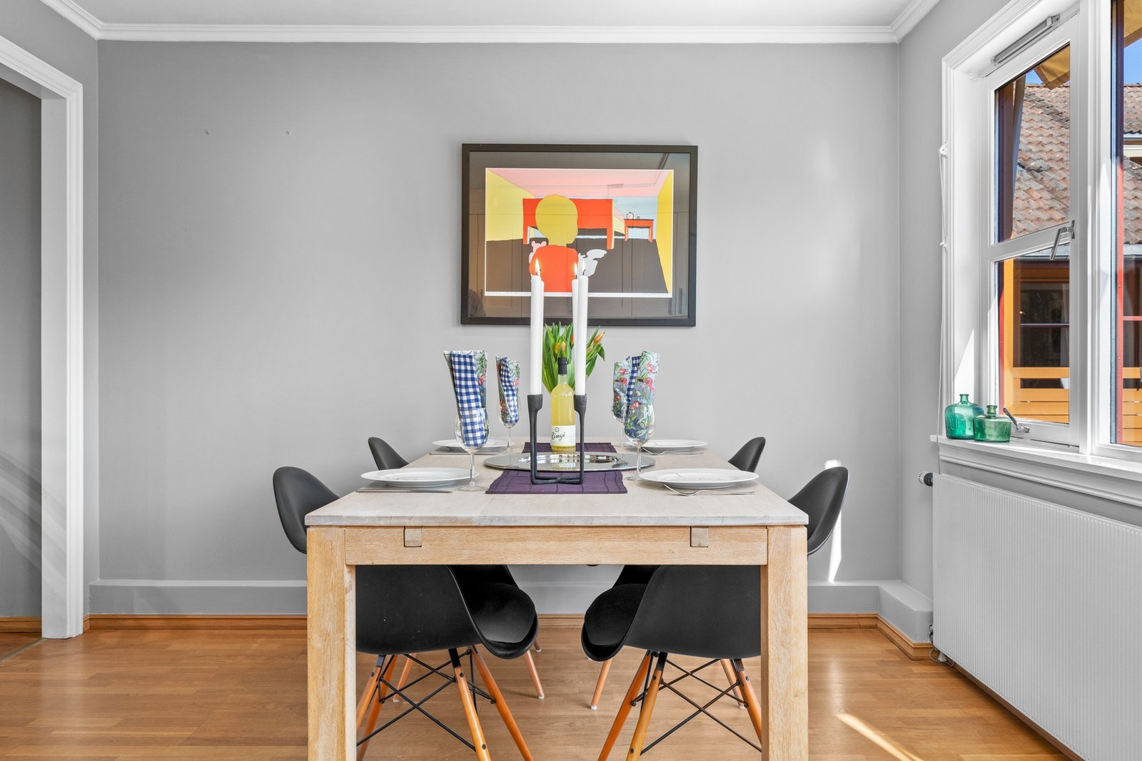 Hyggelig spiseplass for familien på kjøkkenet. Galleribilde