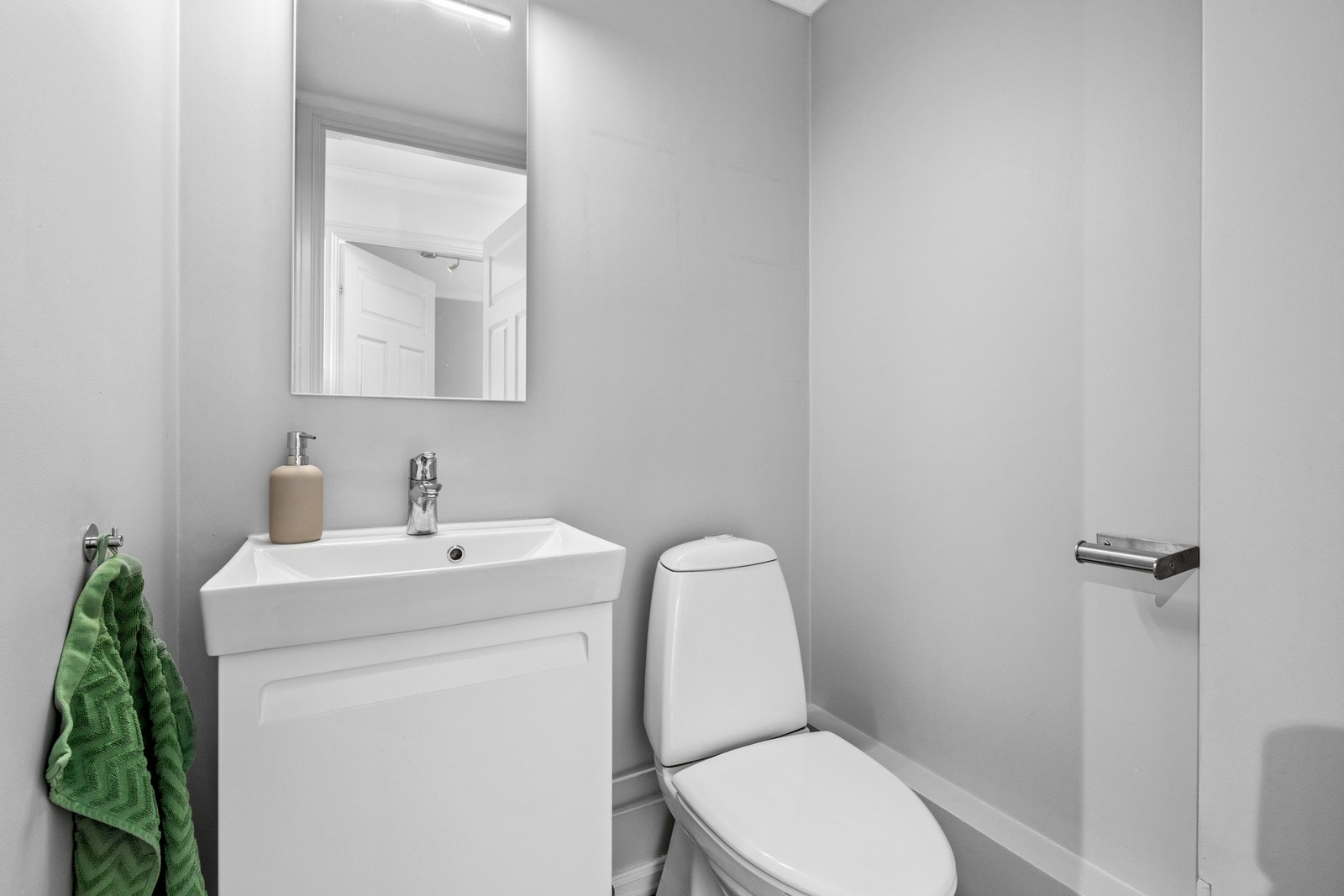 Separat wc vegg-i-vegg med badet. Galleribilde