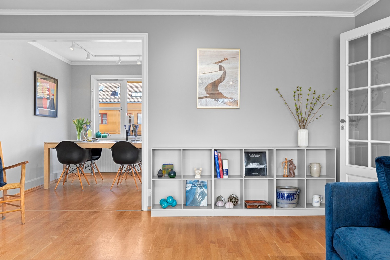 Veggen mellom stue og kjøkken er delvis åpnet opp og gir mulighet til langbord for hyggelige lag. Galleribilde